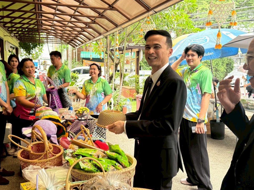 ศูนย์ส่งเสริมการเรียนรู้ระดับอำเภอเมือง สังกัดสกร.จังหวัดตราด นำสินค้าจากผลิตภัณฑ์ชุมชน เข้าร่วมกิจกรรม ชม ชิม ช้อป บริเวณหน้าศูนย์การเรียนรู้วังจันทรเกษม