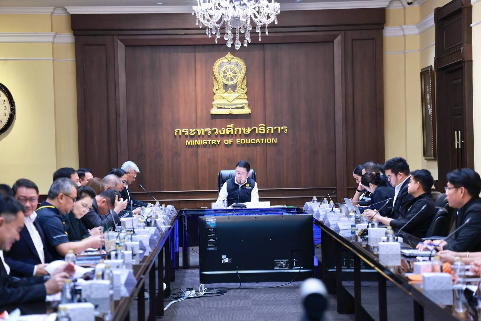 อธิบดี สกร. ขานรับนโยบาย รมว.ศธ. สั่งตั้งโรงครัวใน 12 จังหวัด เร่งส่งอาหารและน้ำดื่ม พร้อมช่วยฟื้นฟูบ้านเรือนหลังน้ำลด 