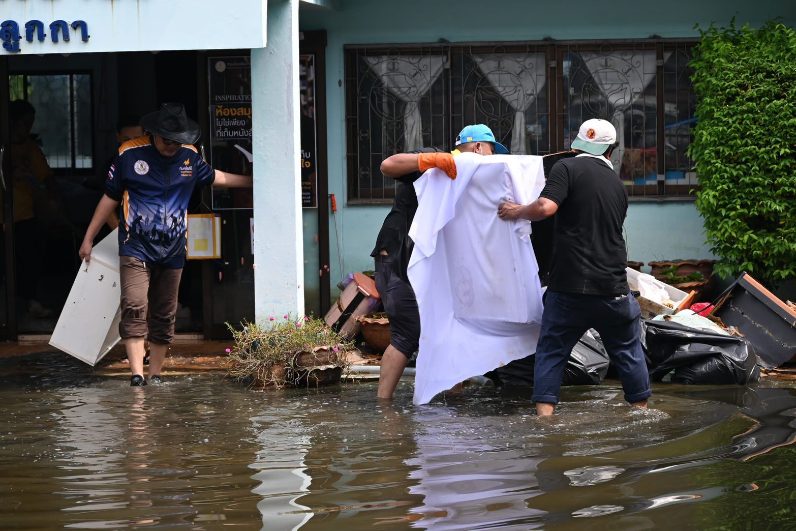 รมช.อัครนันท์ พร้อมอธิบดีเกศทิพย์ ลงพื้นที่ลำลูกกา ช่วยประชาชน–ฟื้นฟูแหล่งเรียนรู้หลังน้ำท่วม ย้ำ “สกร. จะอยู่ในใจทุกครัวเรือน”